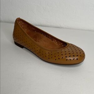 Vionic Robyn II camel brown leather ballet flats size 7 with eyelet detail